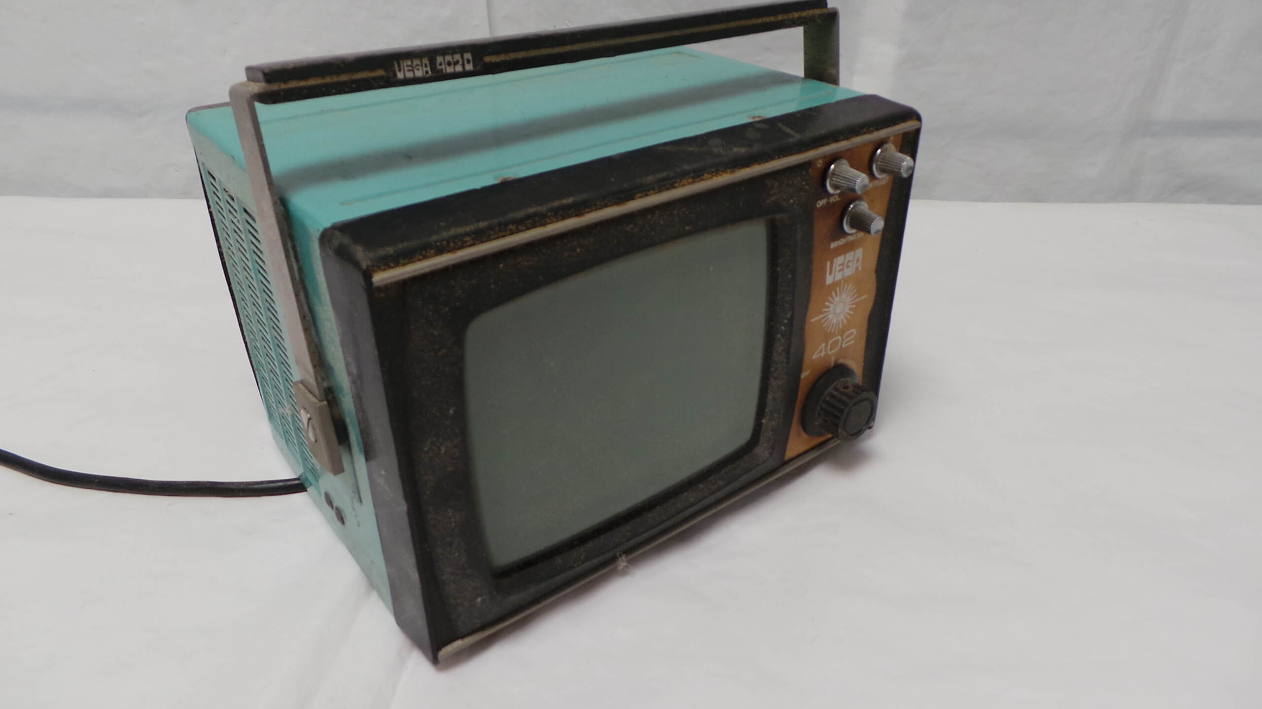 Vega 402 Portable TV Sold As Seen Junksale Clearance
